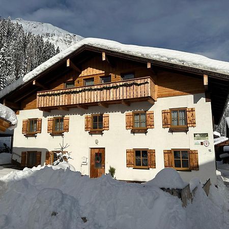 Haus Walch Bed and Breakfast Elbigenalp Exteriör bild