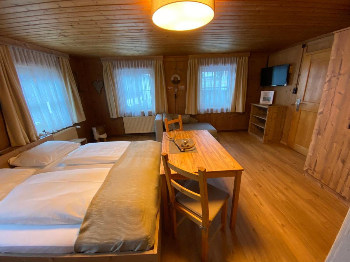 Haus Walch Bed and Breakfast Elbigenalp Exteriör bild