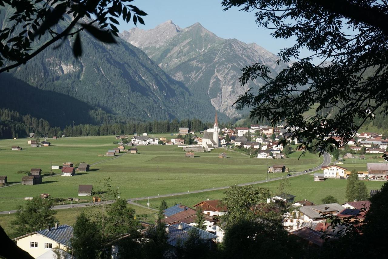 Haus Walch Bed and Breakfast Elbigenalp Exteriör bild