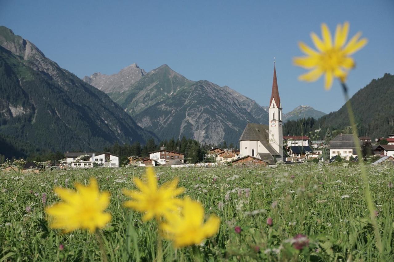 Haus Walch Bed and Breakfast Elbigenalp Exteriör bild