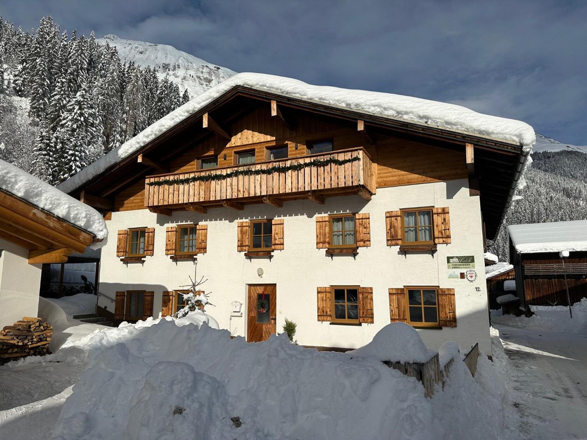 Haus Walch Bed and Breakfast Elbigenalp Exteriör bild